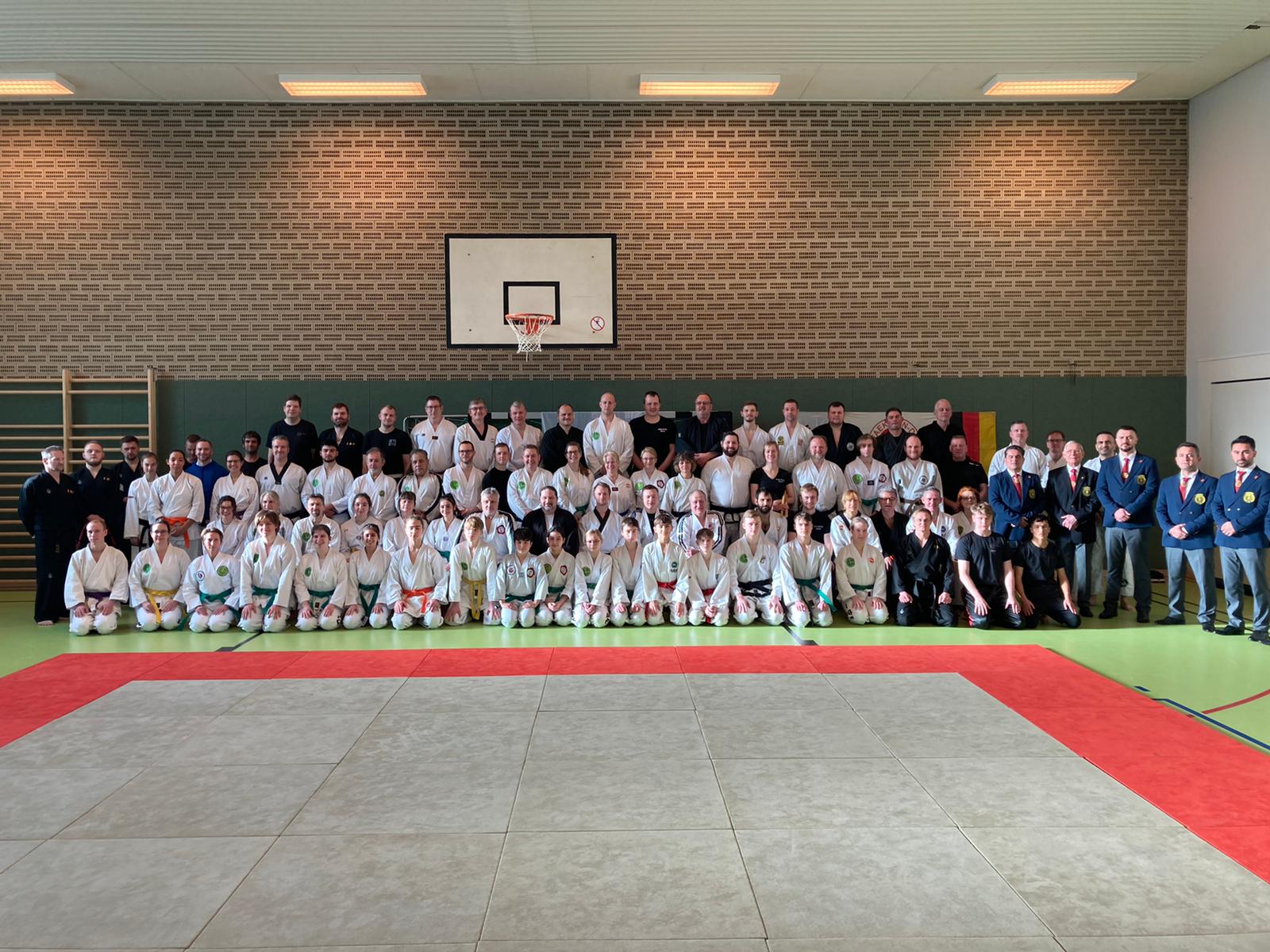 Almanya’da gerçekleştirilen IBF uluslararası seminerine katılan eğitmen ve sporcuların toplu fotoğrafı.