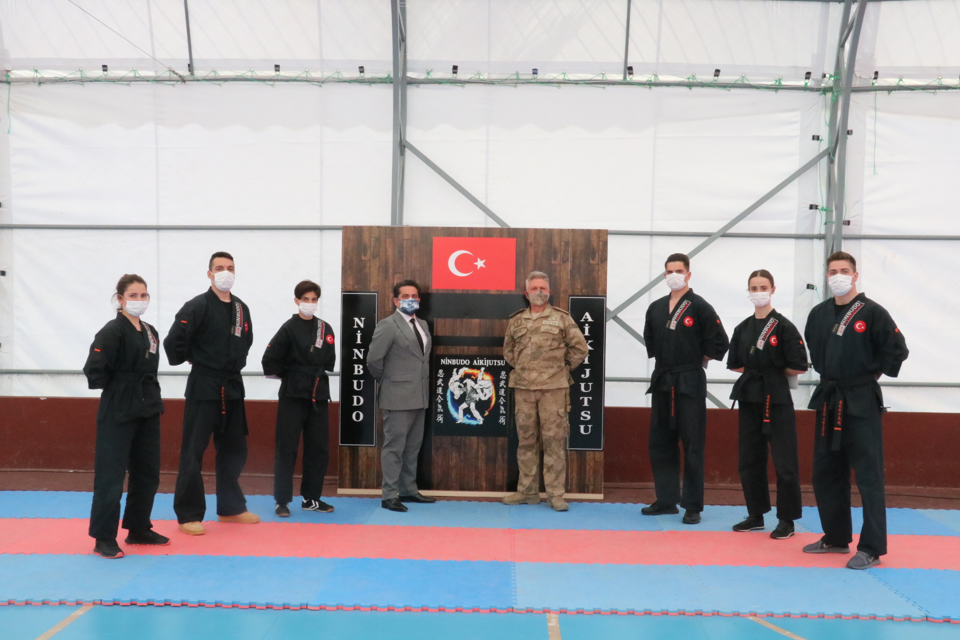 Ninbudo eğitim programı kapsamında askerî yetkililer ve eğitmen kadronun birlikte yer aldığı organizasyon anı.